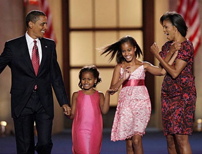Malia và Sasha hồi năm 2008 khi ông Obama đắc cử tổng thống.